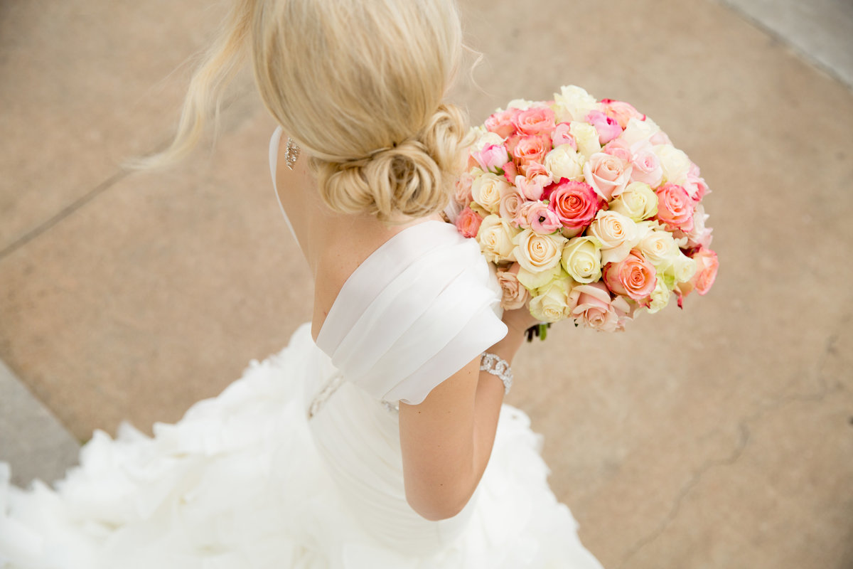 TFWC Mansion Austin wedding photographer bride with bouquet