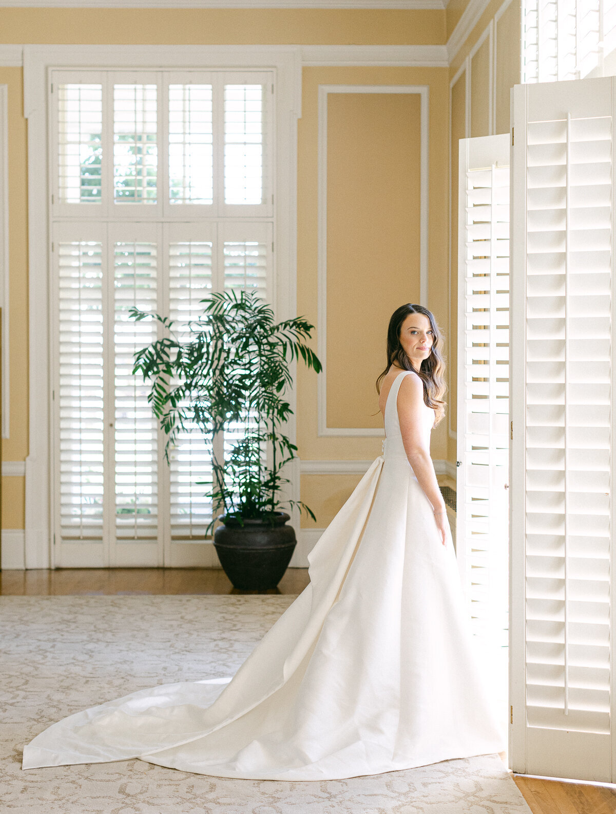 elegant bride on her wedding day