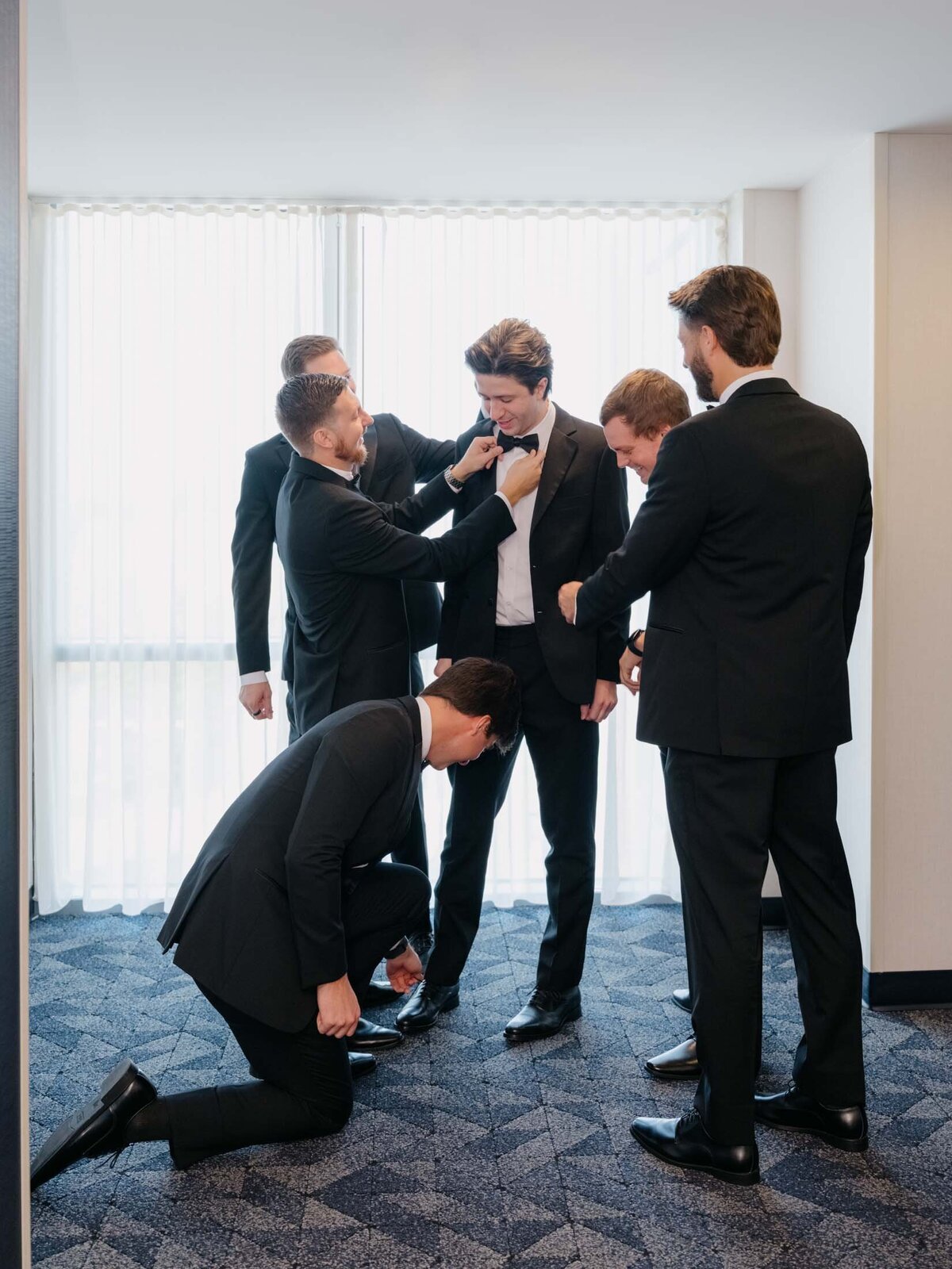 groom-groomsmen-getting-ready-2
