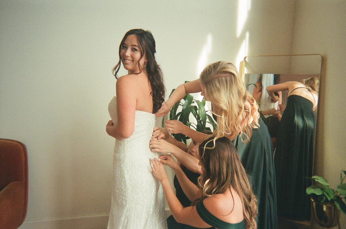 bride-getting-ready-with-bridesmaids