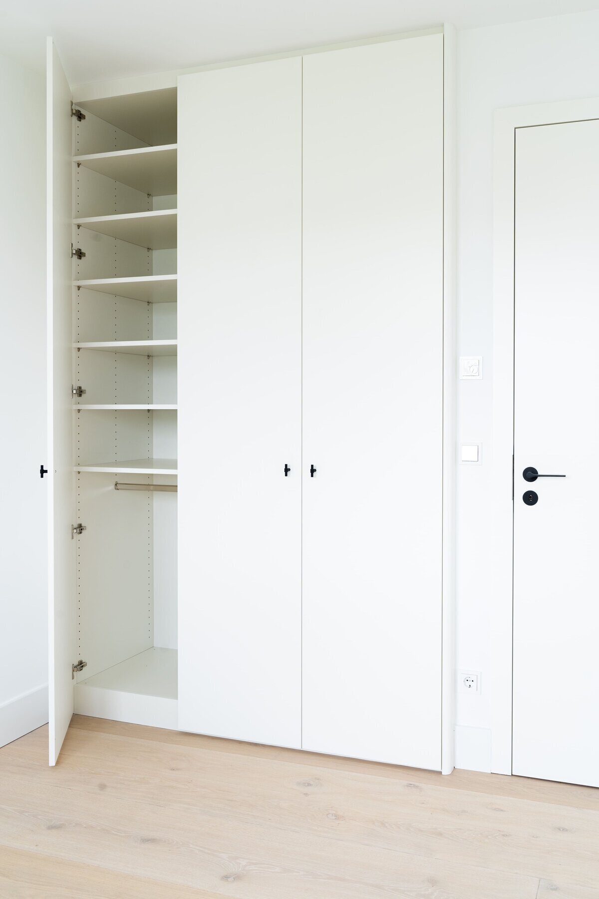 Ankleidezimmer-Adam-Innenausbau-Schrankeinteilung-3