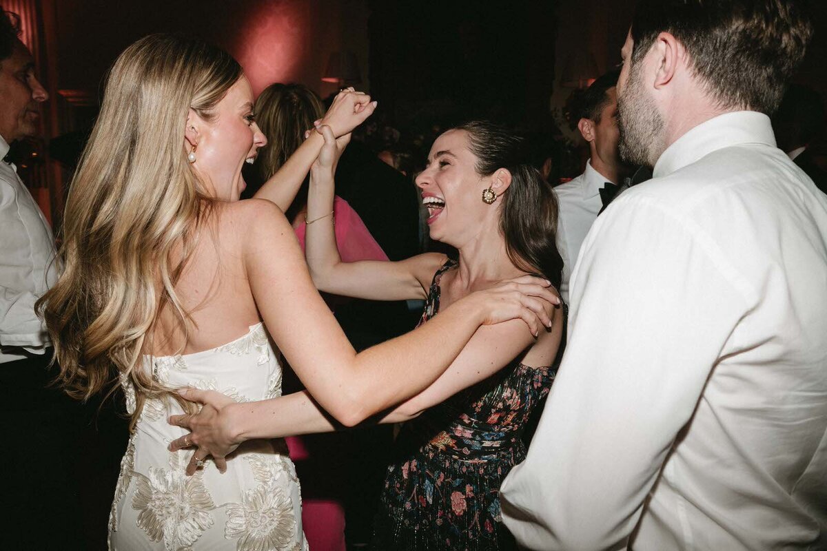 Flora_And_Grace_Analog_35mm_Editorial_Wedding_Photographer (1 von 1)-170