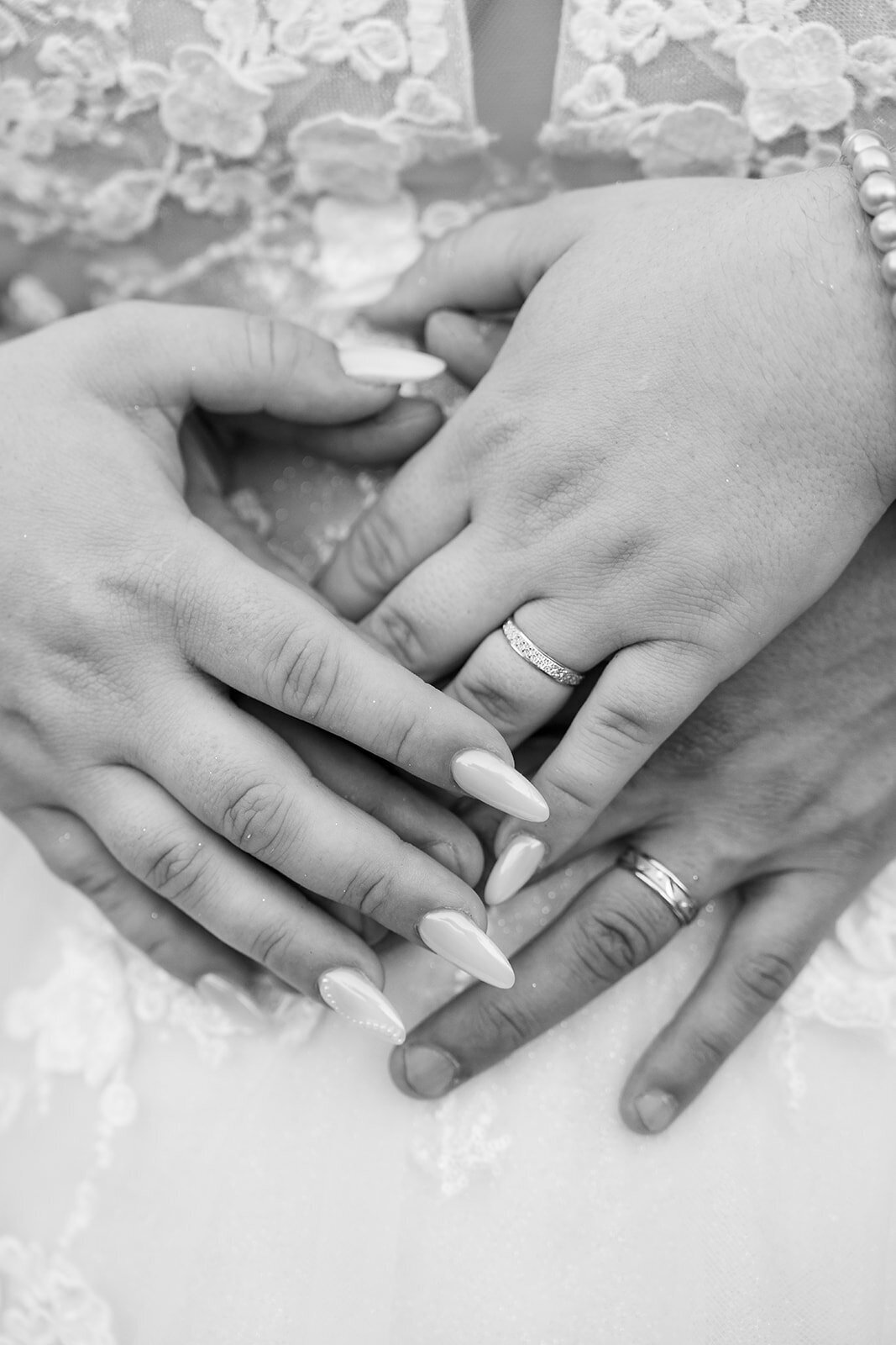 mariage-en-provence-couple-maries-mains