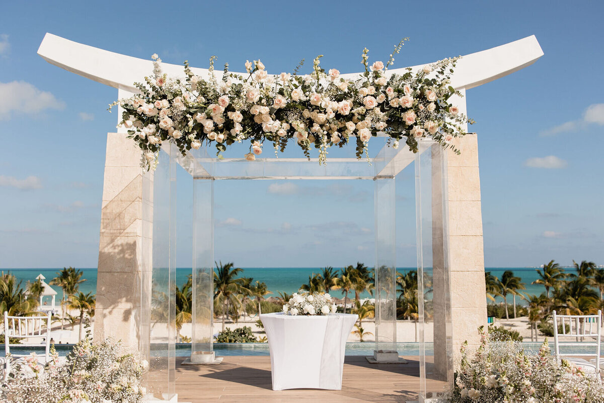 23_img-P_MECM_Weddings_Sky-Gazebo-Floral-Decor-medium