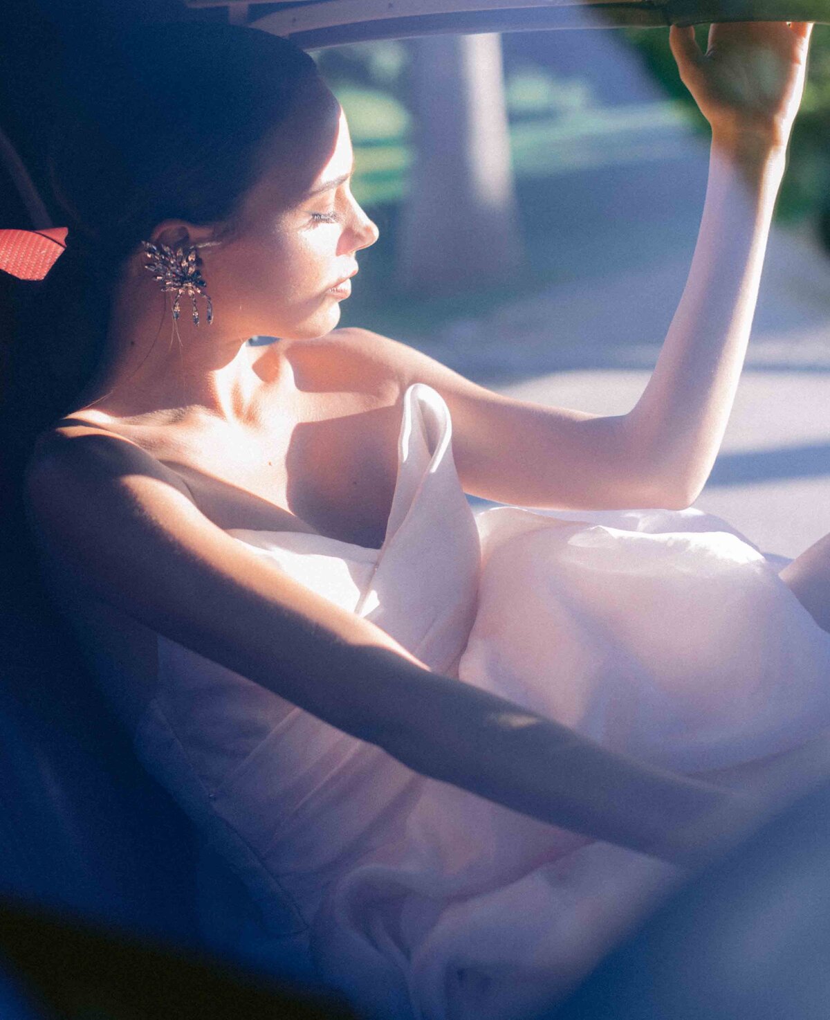 photographe-mariage-saint-tropez-inspiration-couple-voiture-jaguar-typee