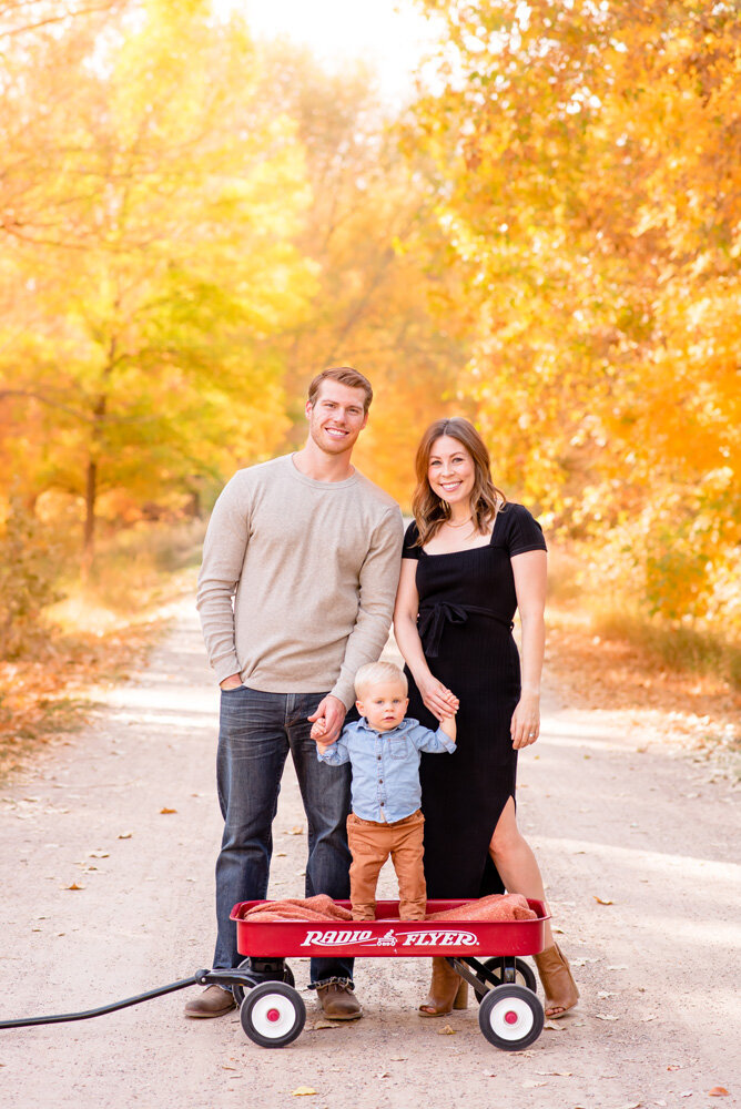 colorado-fall-family-changing-colors-red-wagon