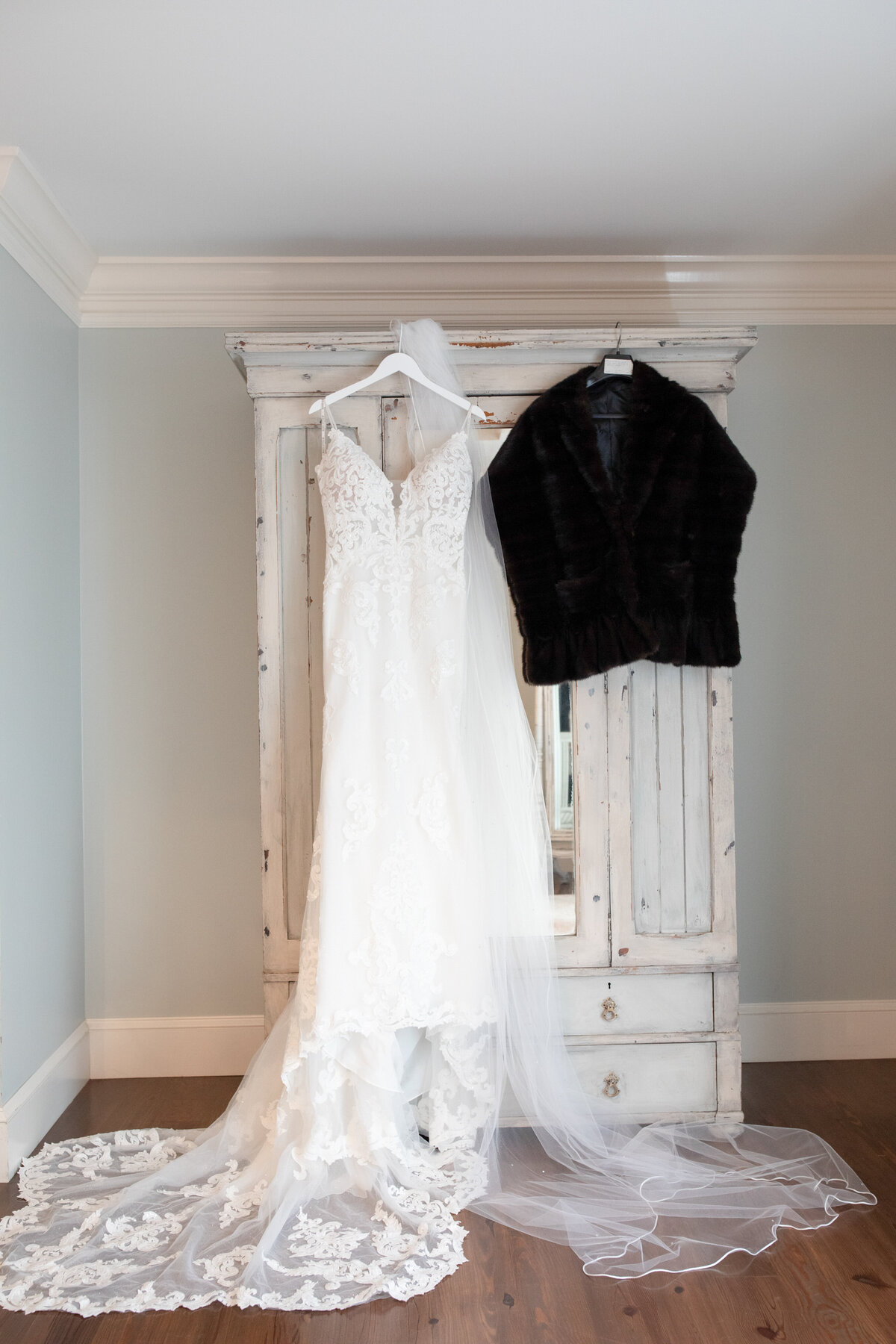 Tate-House-Bridal-Gown-and-Veil-Detail-Shot