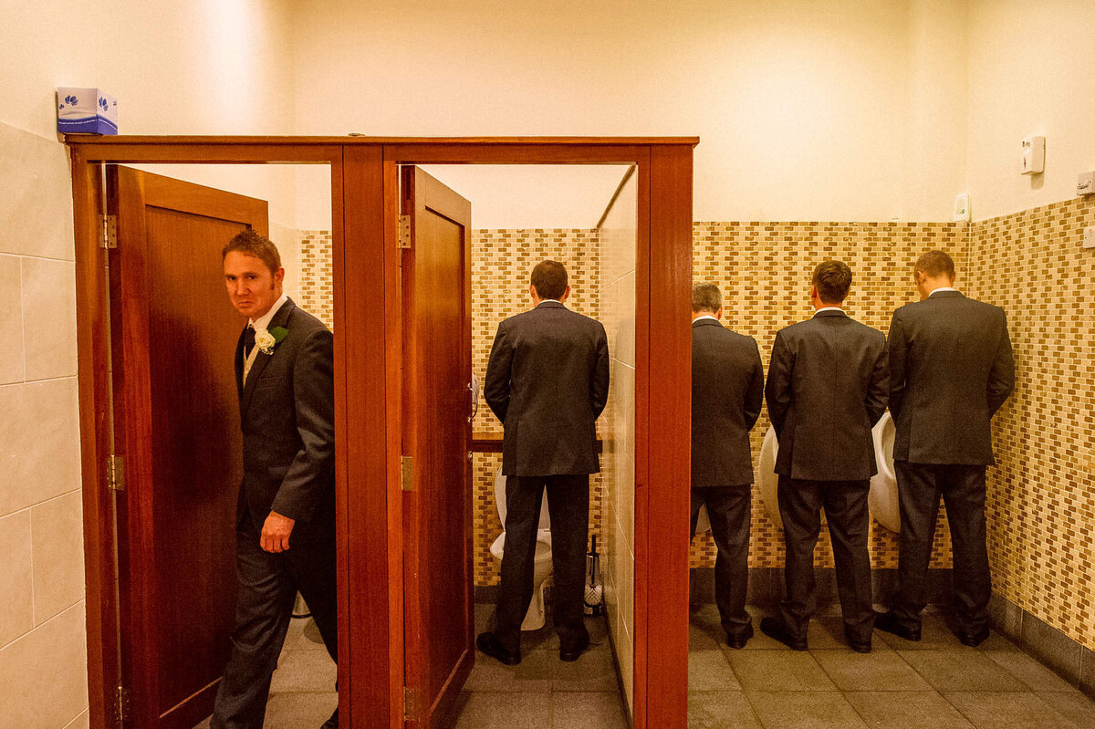 101 groomsmen-using-the-wedding-loo
