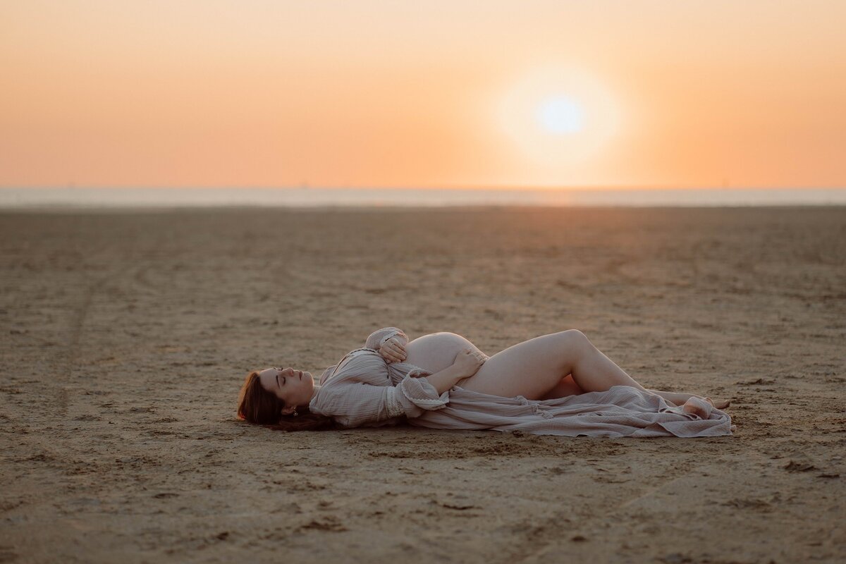 Zwangerschapskimono intieme zwangerschapsshoot aan het strand