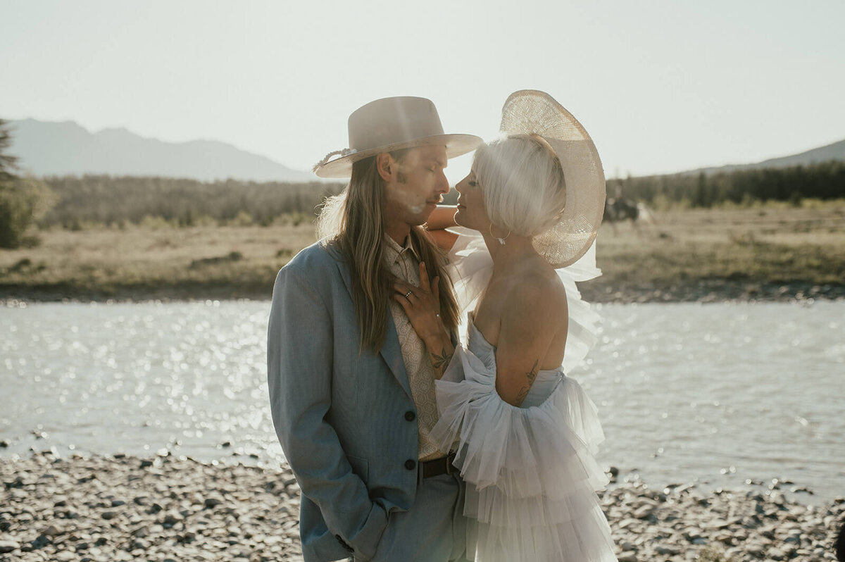 Close-up-bride-groom-kiss