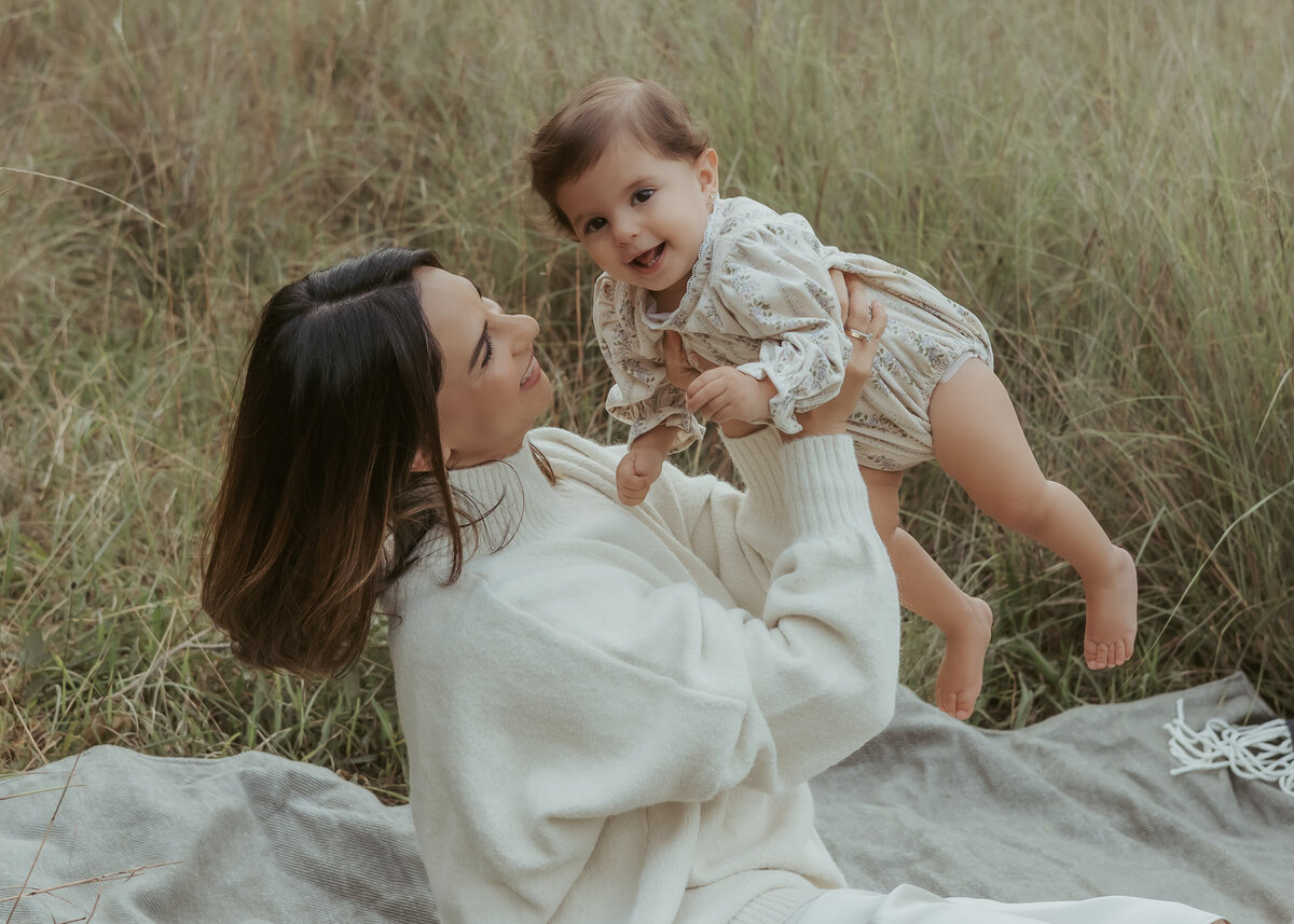Sydney-Family-photography-Grassy-field-emotive-storytelling-01