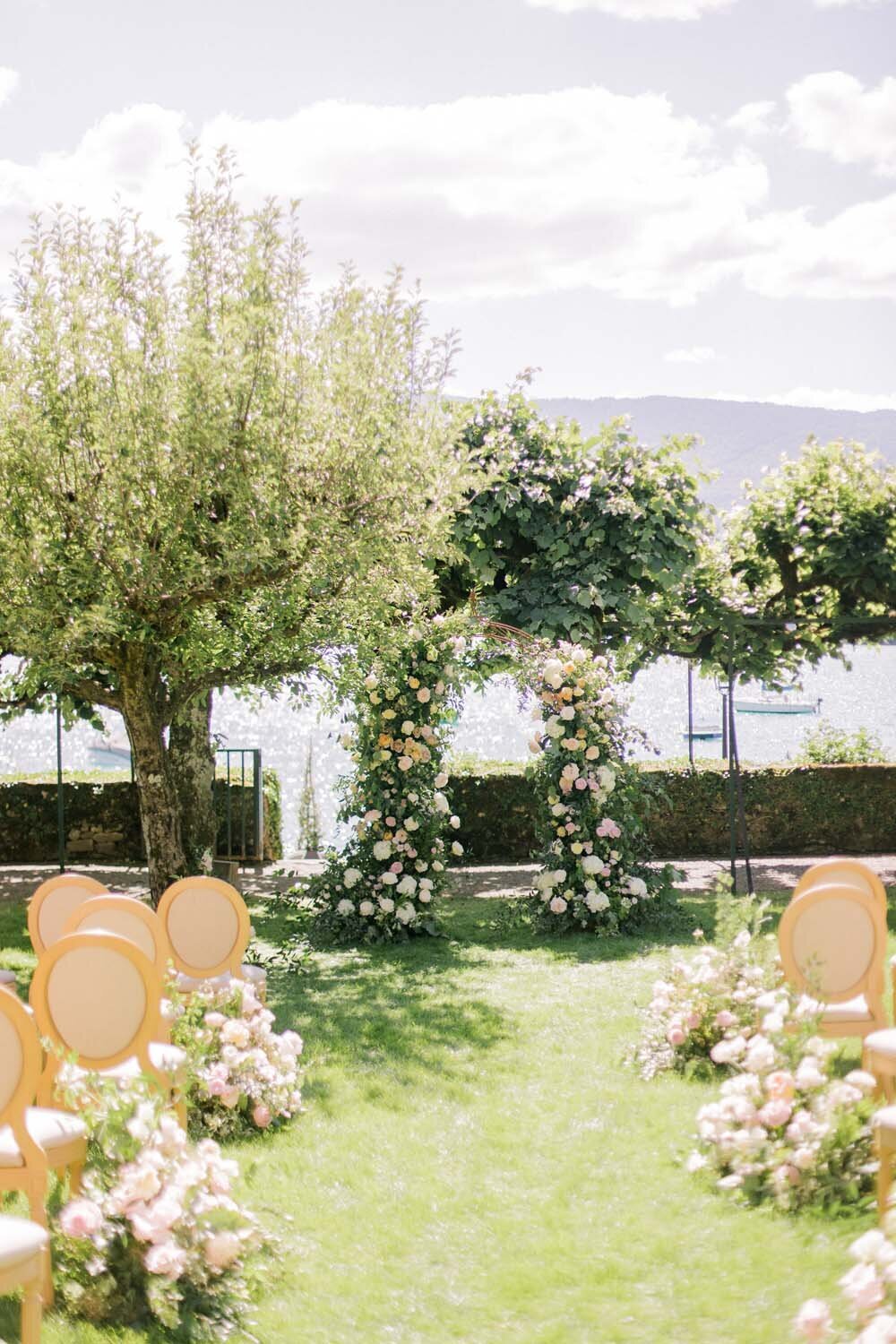 Alexandra & John romantic blush and lavender wedding by the Annecy Lake - Veronique Lorre floral designer - The Komans photography33