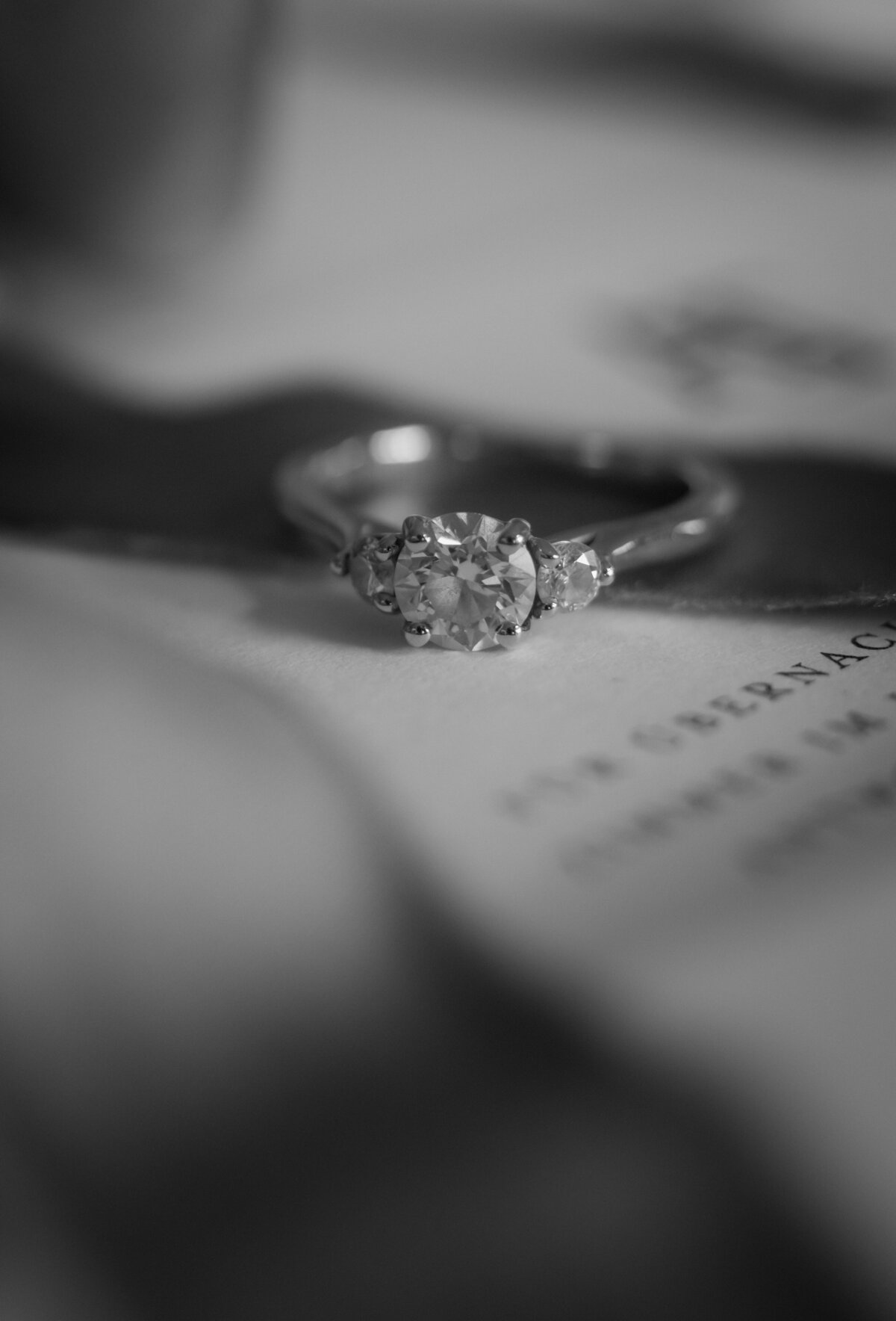 Detailshot of the brides' engagement ring.