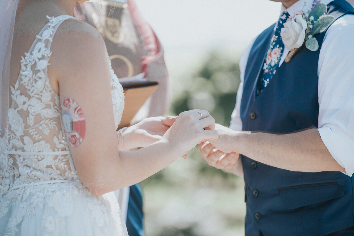 ceremony _ alaynna ann schwartz _ harpors vinyard _ iowa photographer _ playlife photography_0155