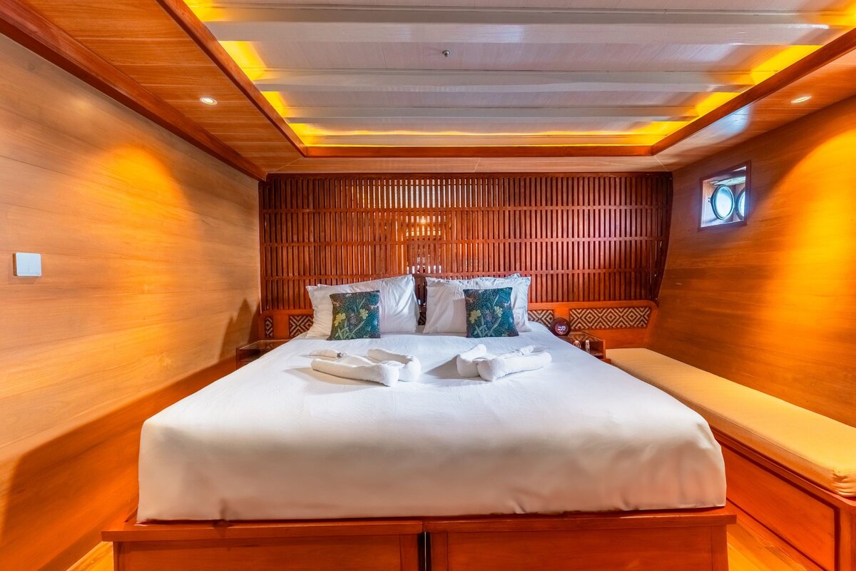 Sanctuary Luxury Yacht Bali - cabin 2 lower deck--5