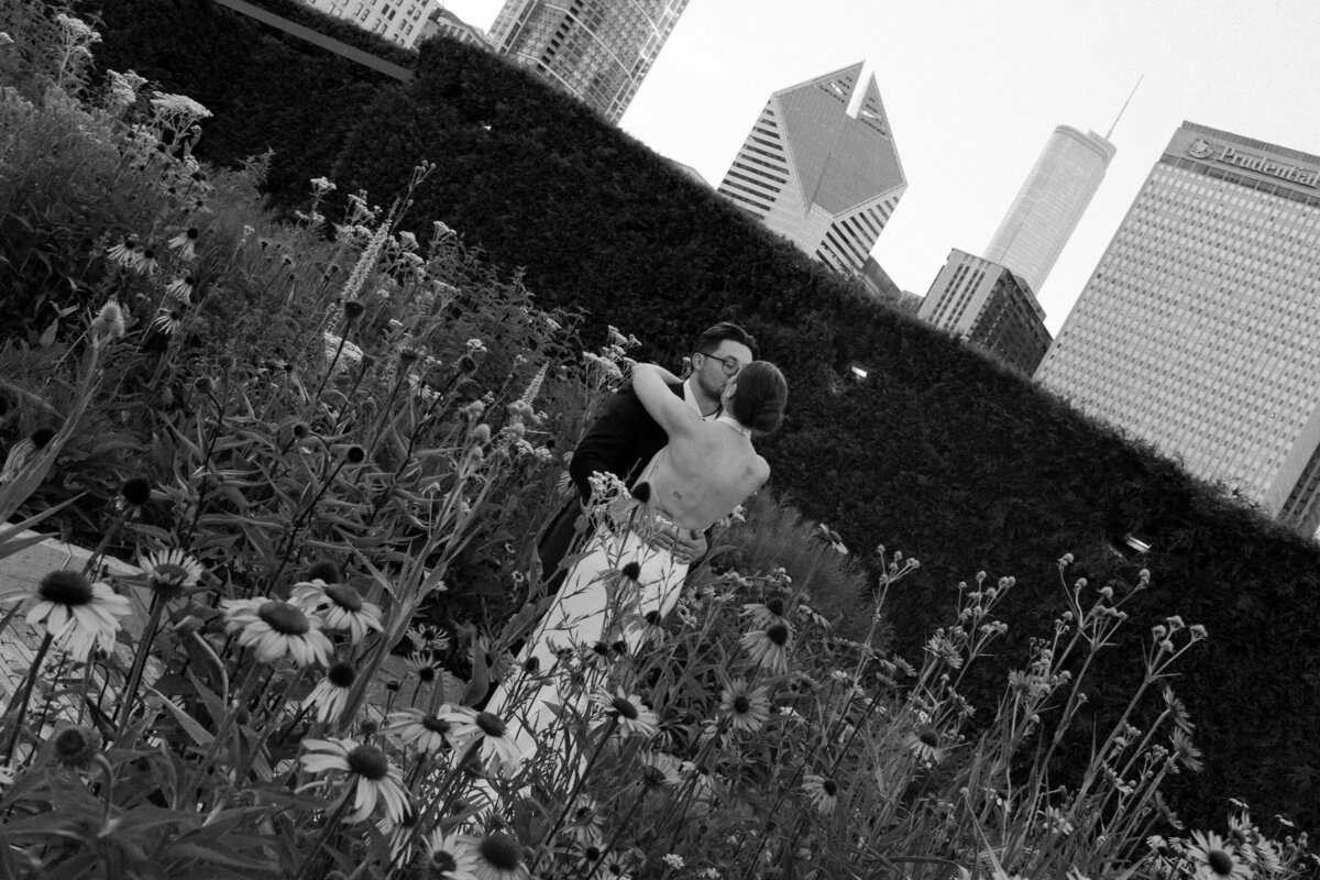 elopement-photos-in-Chicago-at-City-Hall-and-Lurie-Gardens-37