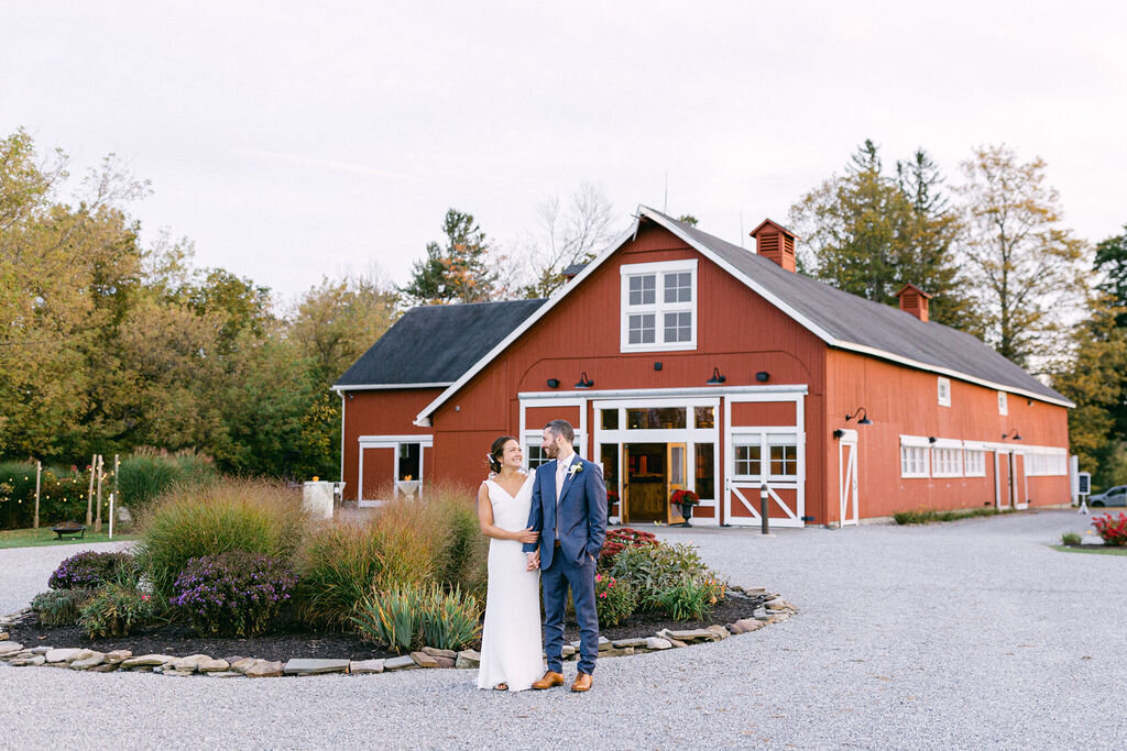 couple-red-barn-wedding-venue