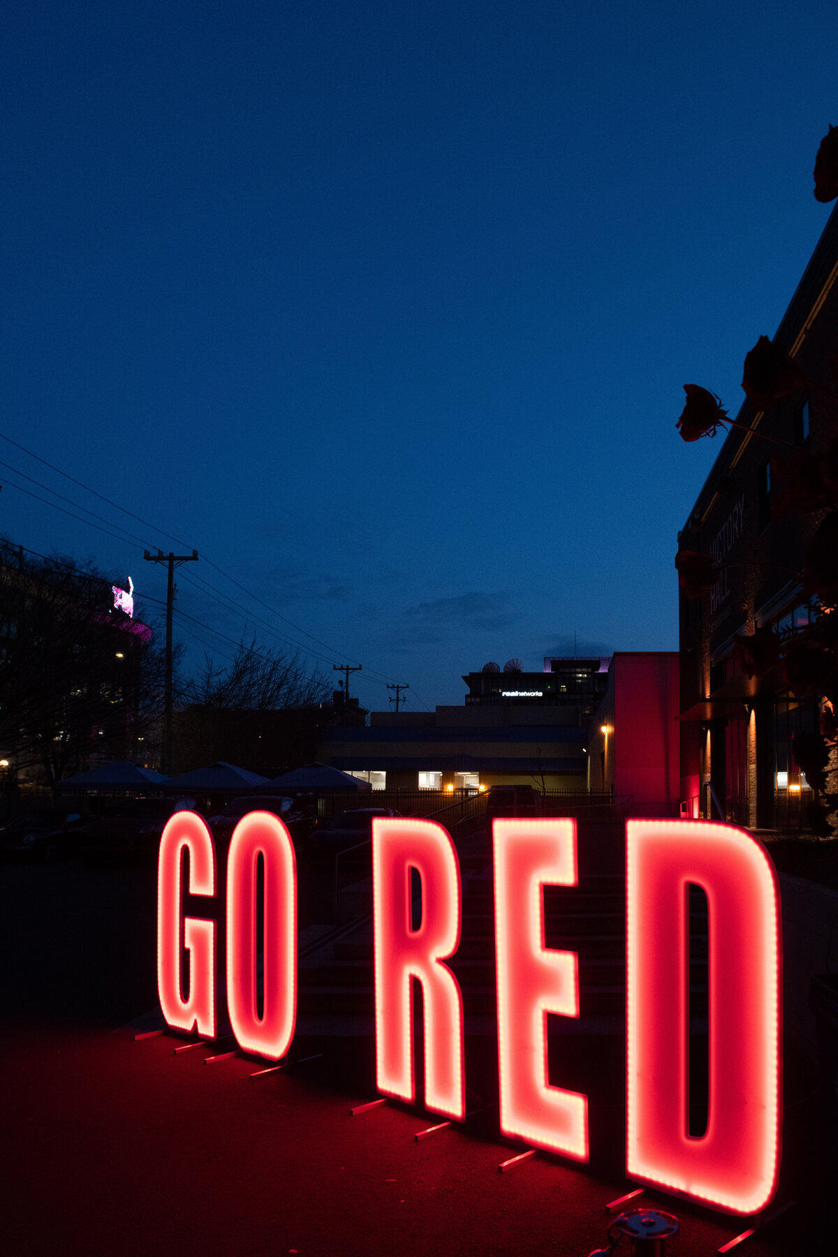 Red-Flowers-for-Fundraiser-Gala-Flora-Nova-Design-Seattle-00023