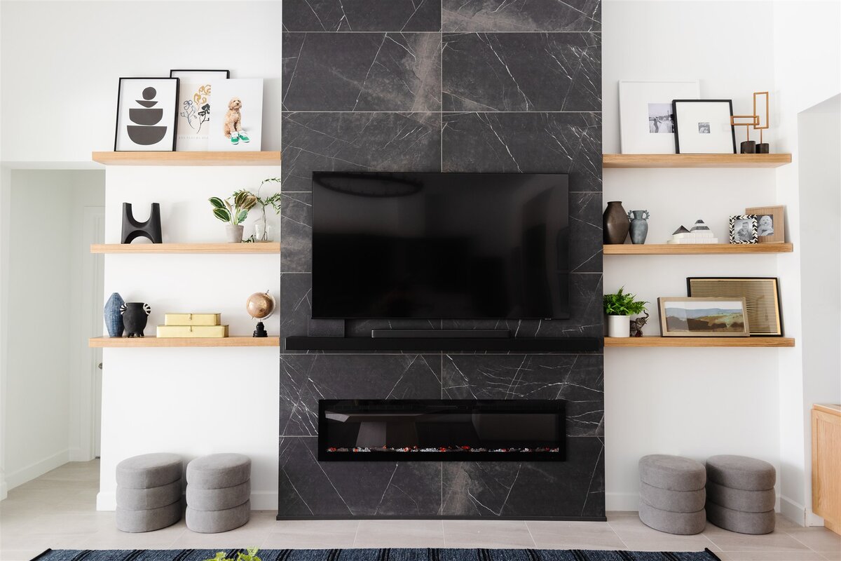 Living room with black marble backsplash