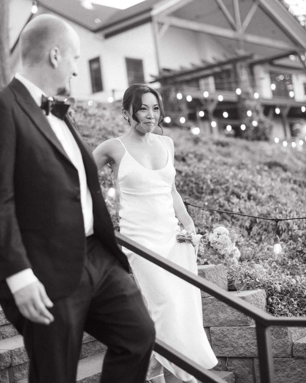 rachel-dale-photography-bride-groom-walking-downstairs-jackson-county-oregon