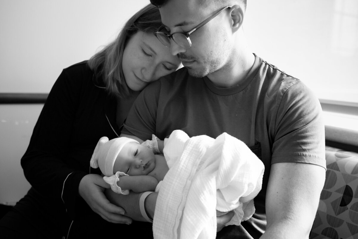 fresh-48-newborn-photos-first-day-snuggles-katz-womens-hospital