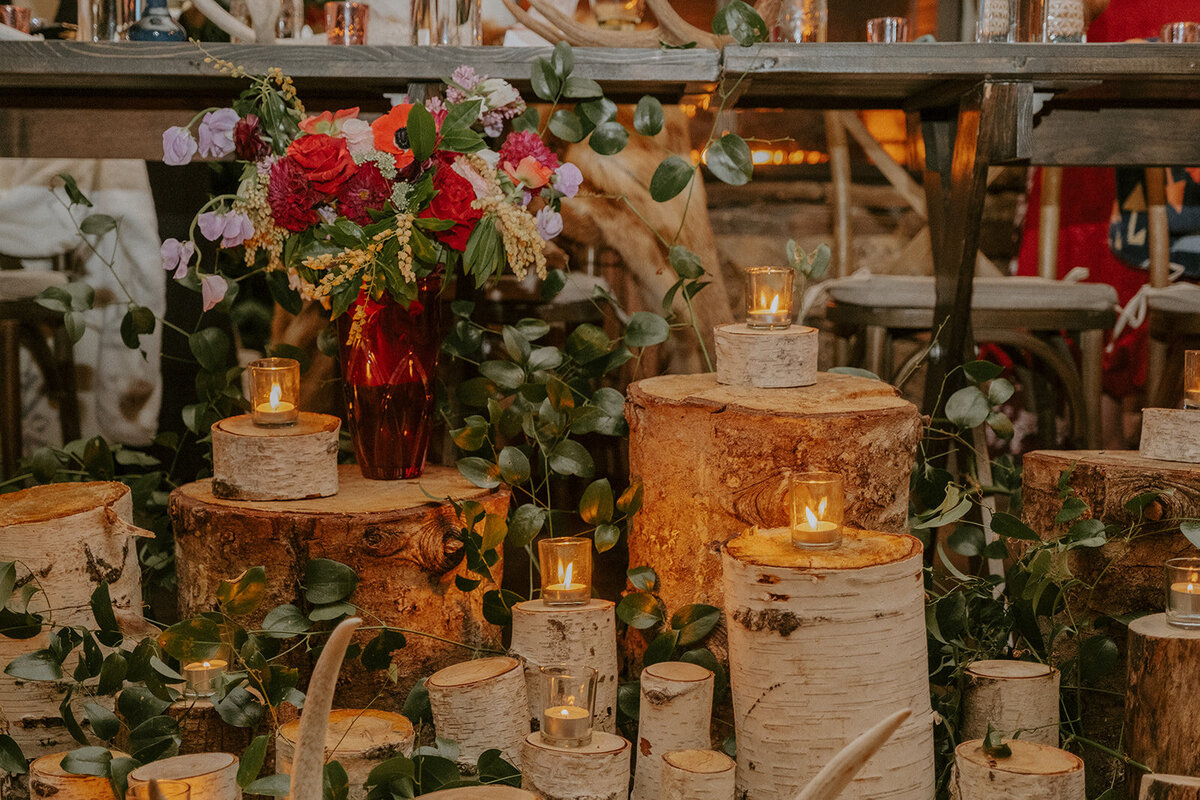 winter-snow-wedding-five-pine-lodge-oregon-venue-february-sun-colorful-western-chic-fur-blankets-candles02748