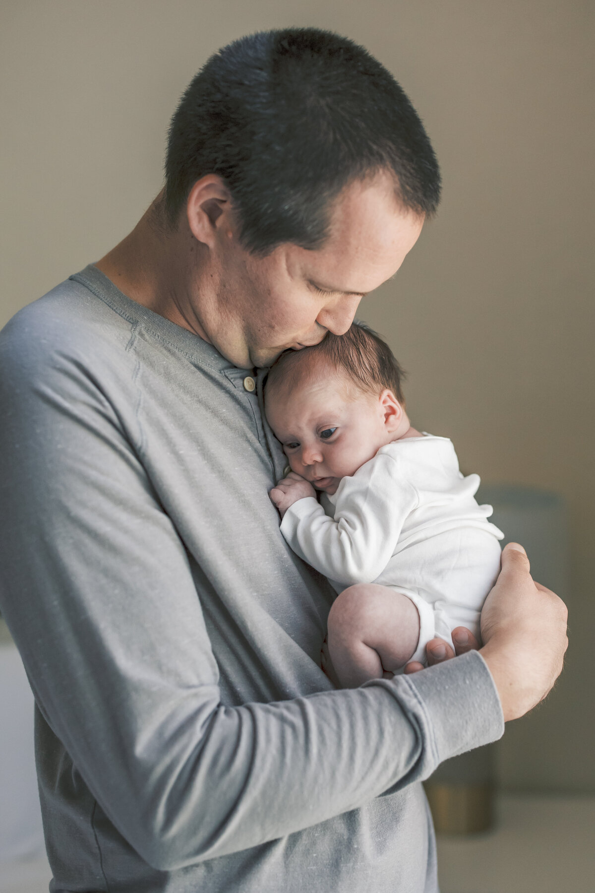 Newborn poses, newborn photo session, newborn lifestyle session, newborn photographer, big sister, family photography, in home family session, dad and baby photos