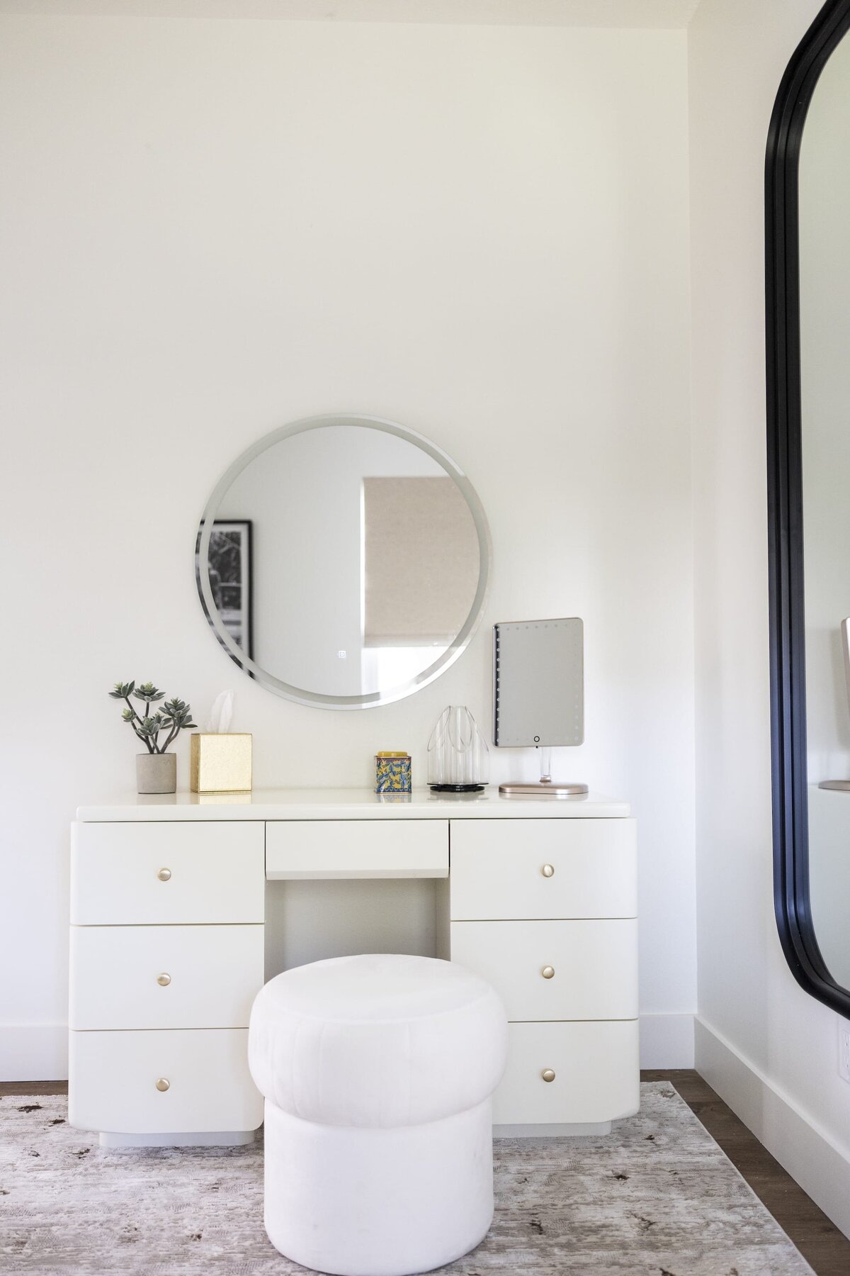 dewine design orlando interior designer belle isle vanity with round mirror
