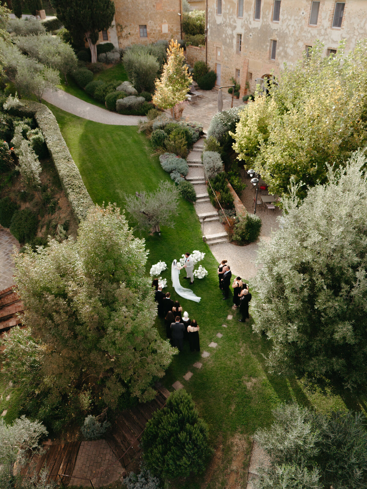 the_chaffins_international_destination_wedding_elopement_photographers_sammie_chaffin_micah_editorial_adventure_photos_travel_tuscany_italy_13