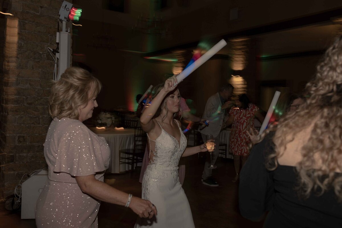 Dakota&Hope'sSneakPeeks-courtneyagaryphotography-55