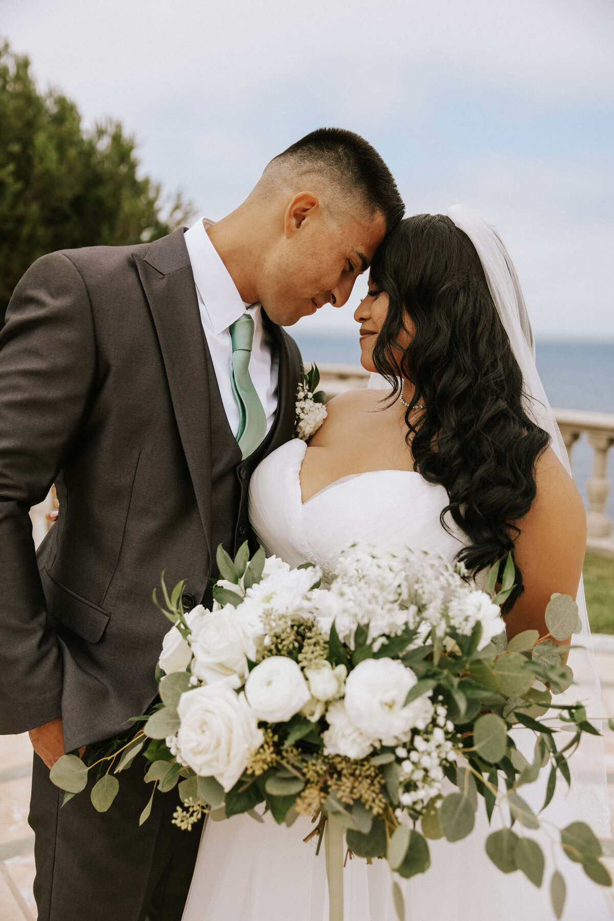 elegant-white-classy-wedding-couple-portraits