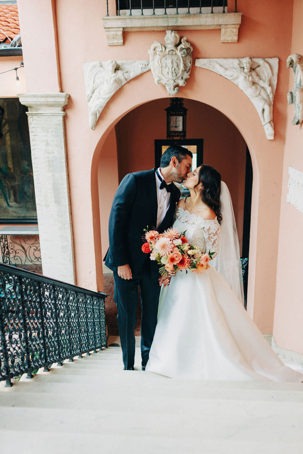 brideandgroom-kiss-on-stairs