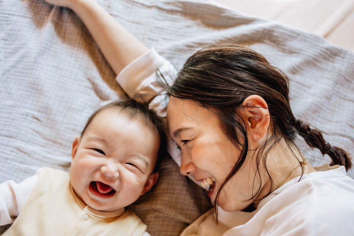 赤ちゃんとお母さんがいつものように寝転がっている