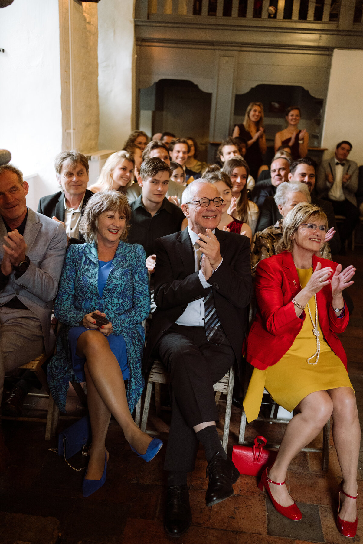 Romantische herfstbruiloft bij Slot Doddendael - ceremonie  - gasten klappen 