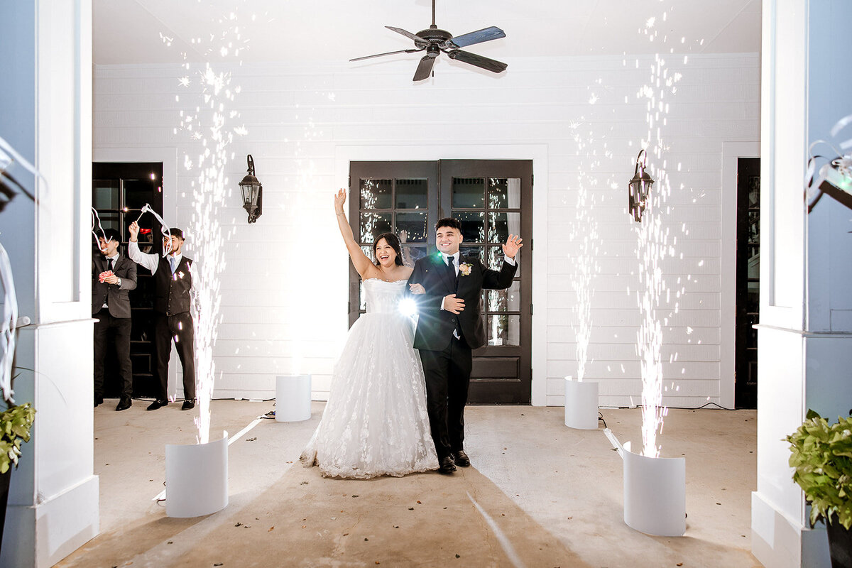 Kendall-Point-Boerne-Wedding-Cold-Sparks