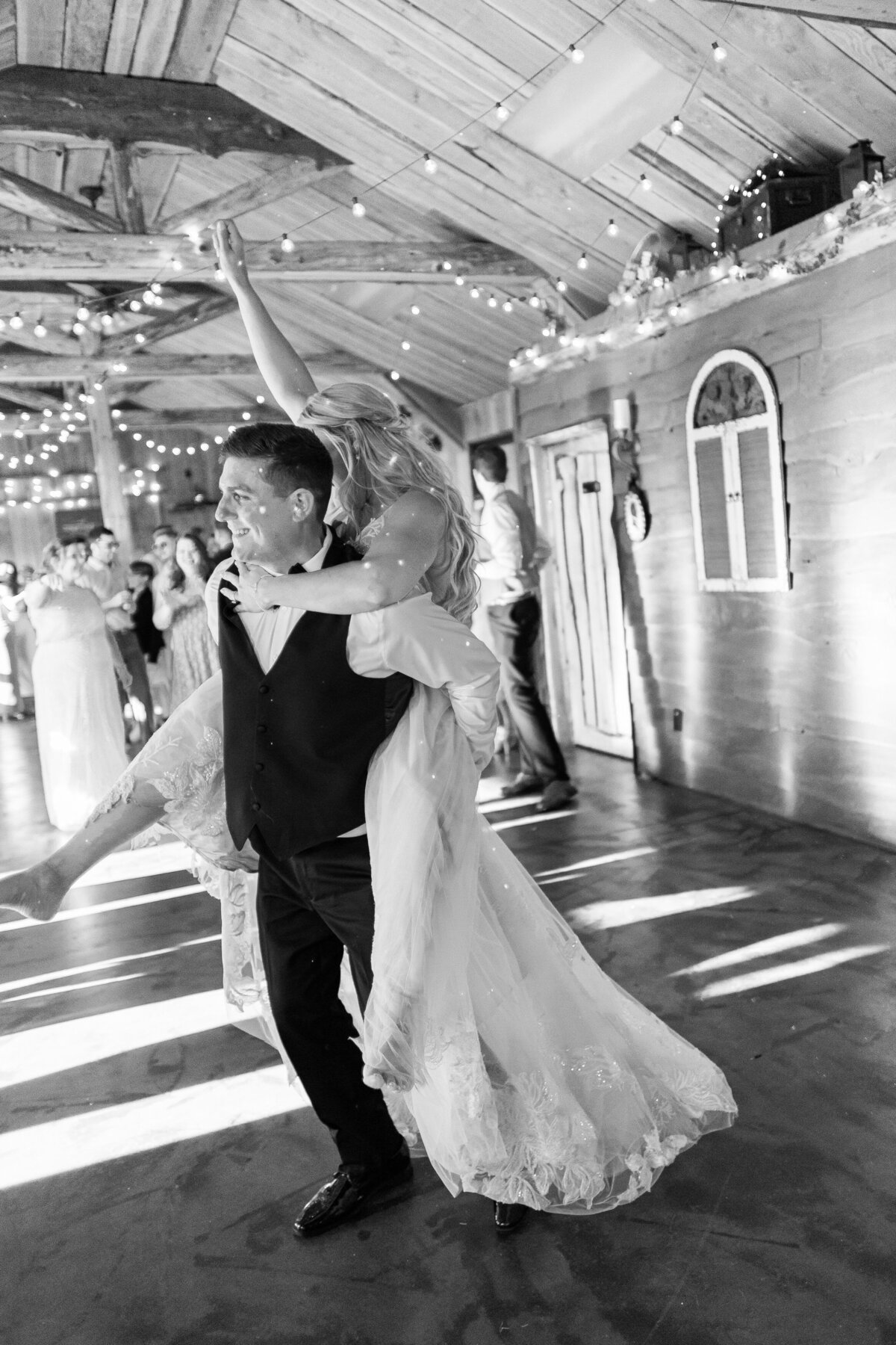 Timeless, light-filled wedding photography with an editorial touch Ksenia Vasenev_20230812_0123