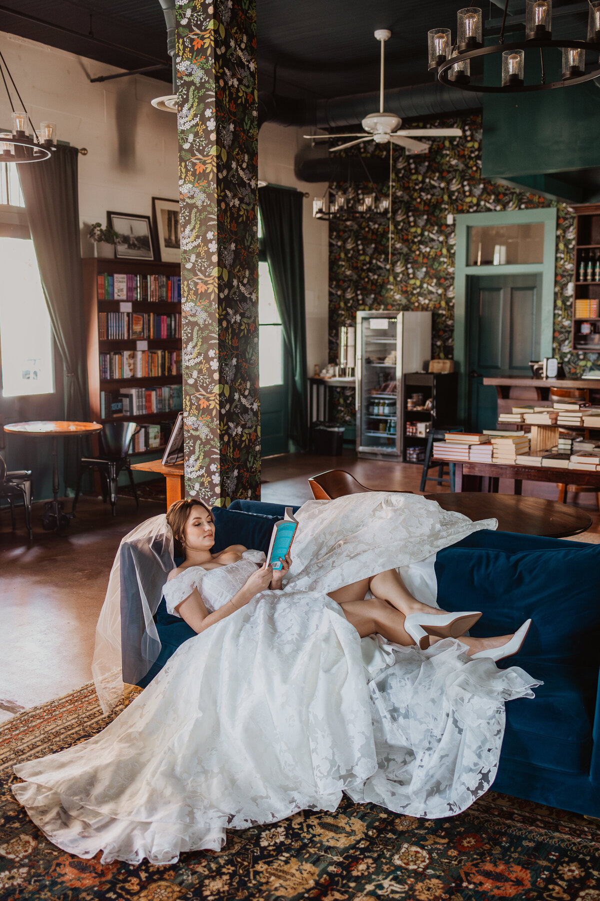 TessLesliePhotos-bookstore-bridals-in-austin-texas-039