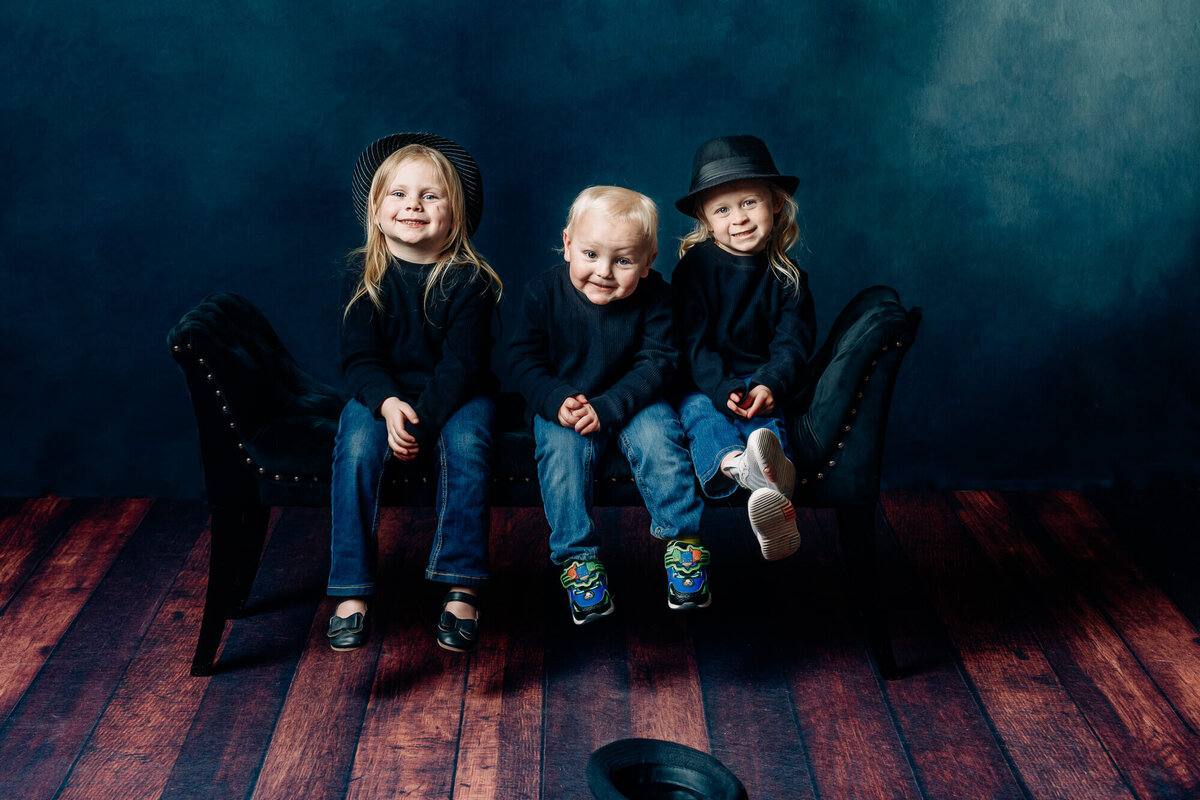 Siblings and cousins poses for Prescott family photos with Melissa Byrne