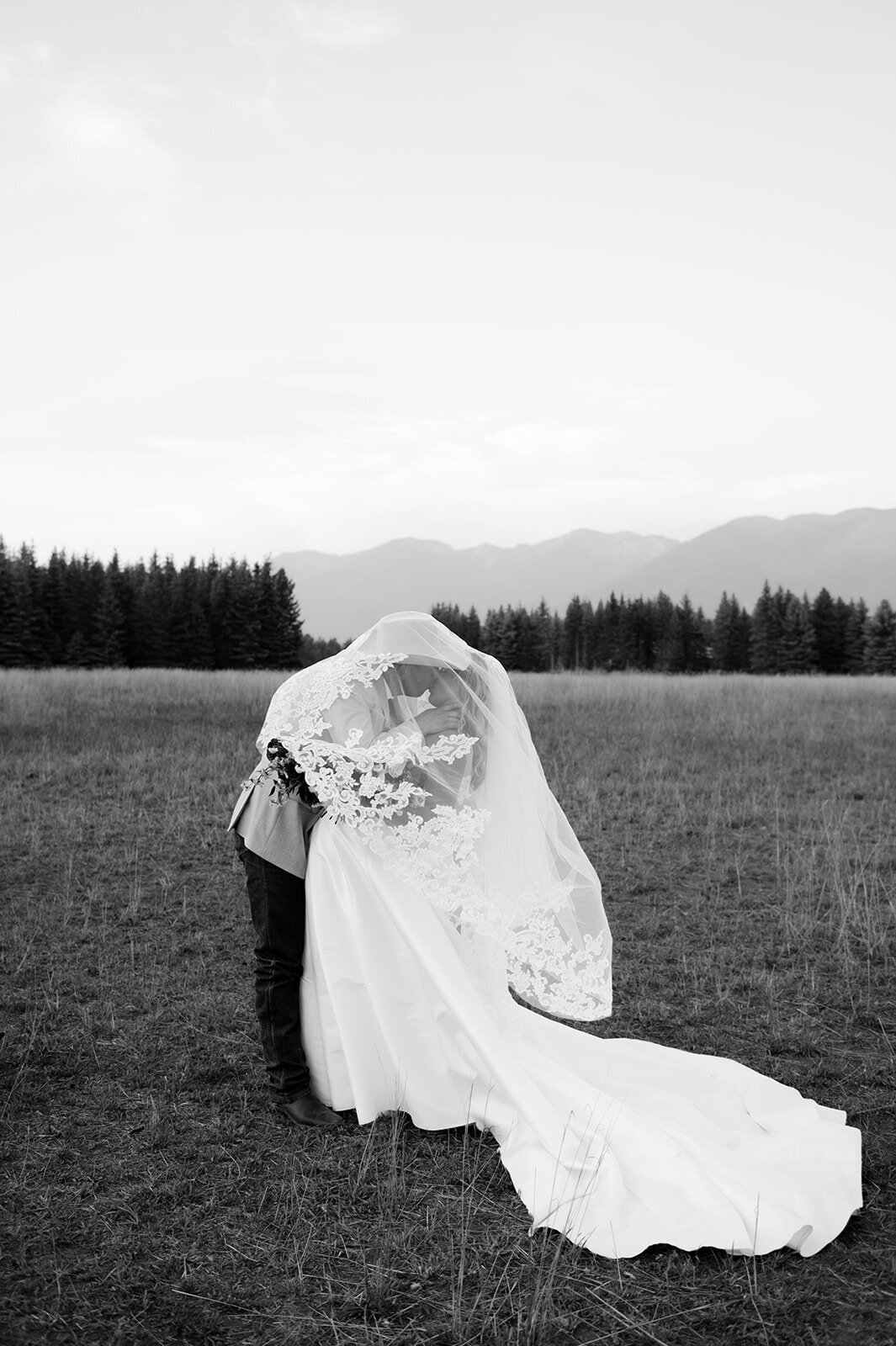 presley-gray-luxury-western-montana-wedding-8629
