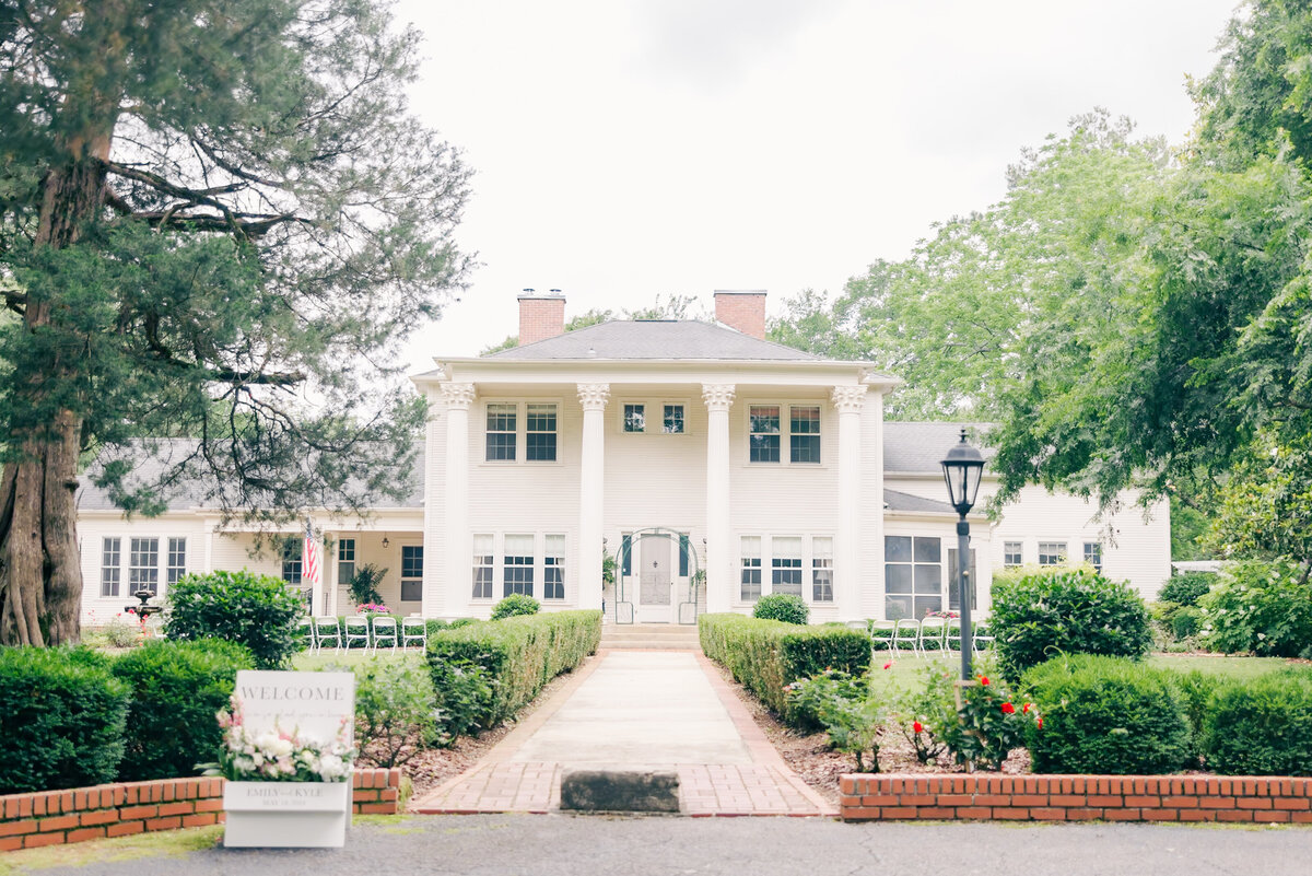 Sneak Peeks Creekside at Colliers End May Wedding | Lauren Elliott Photography | Emily & Kyle Anderson -5