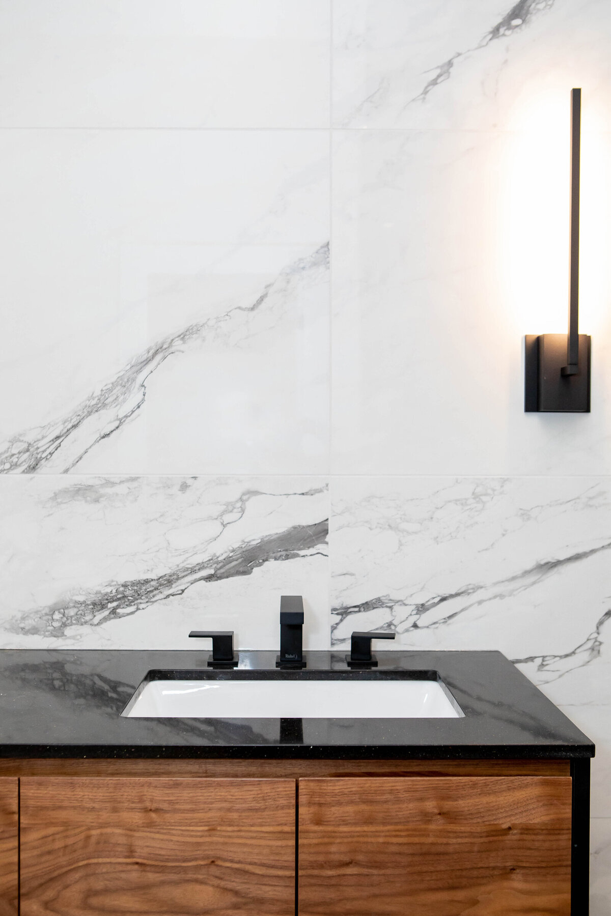 modern-moody-bathroom43