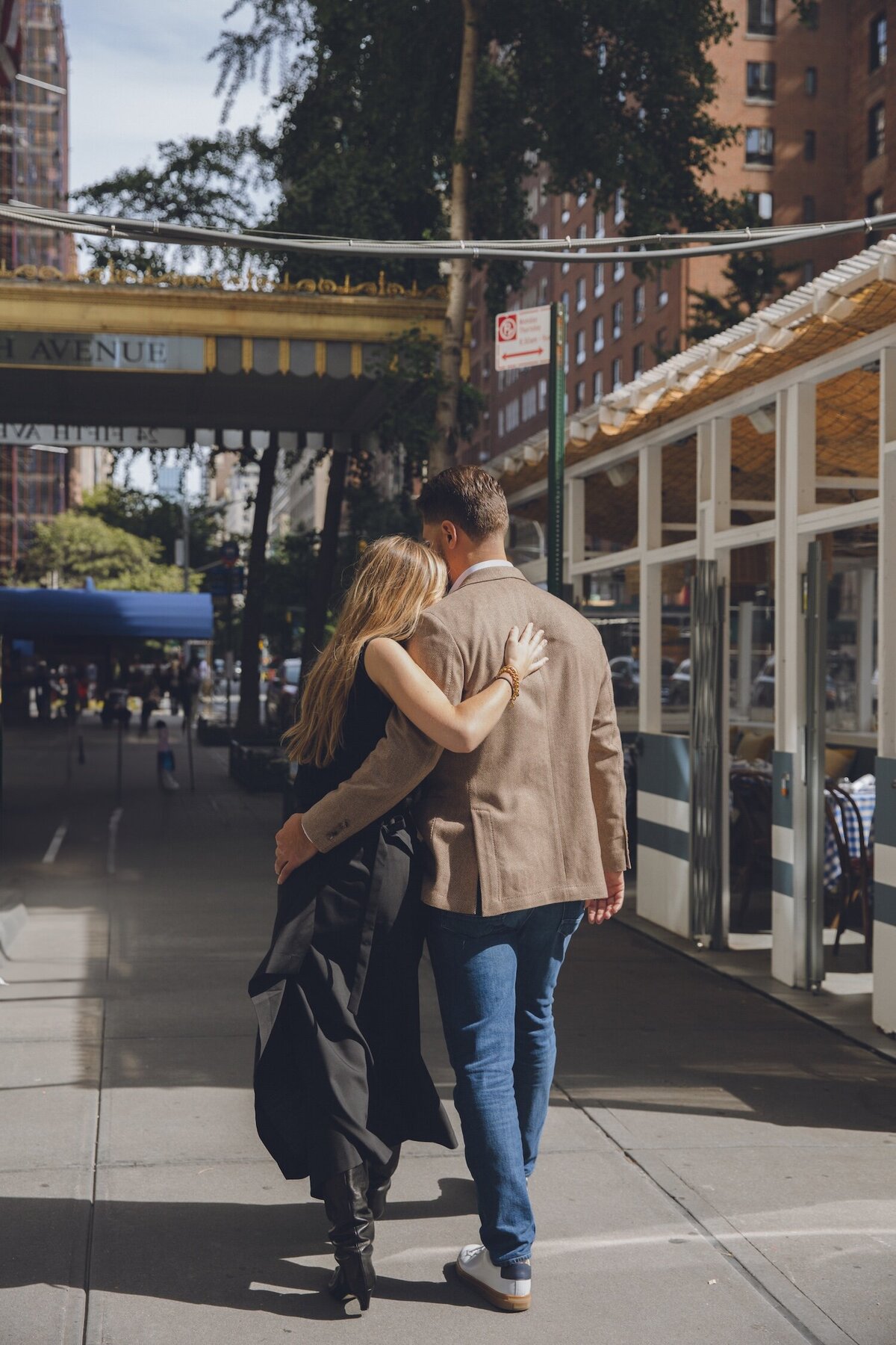 Romantic city embrace on a Manhattan sidewalk.