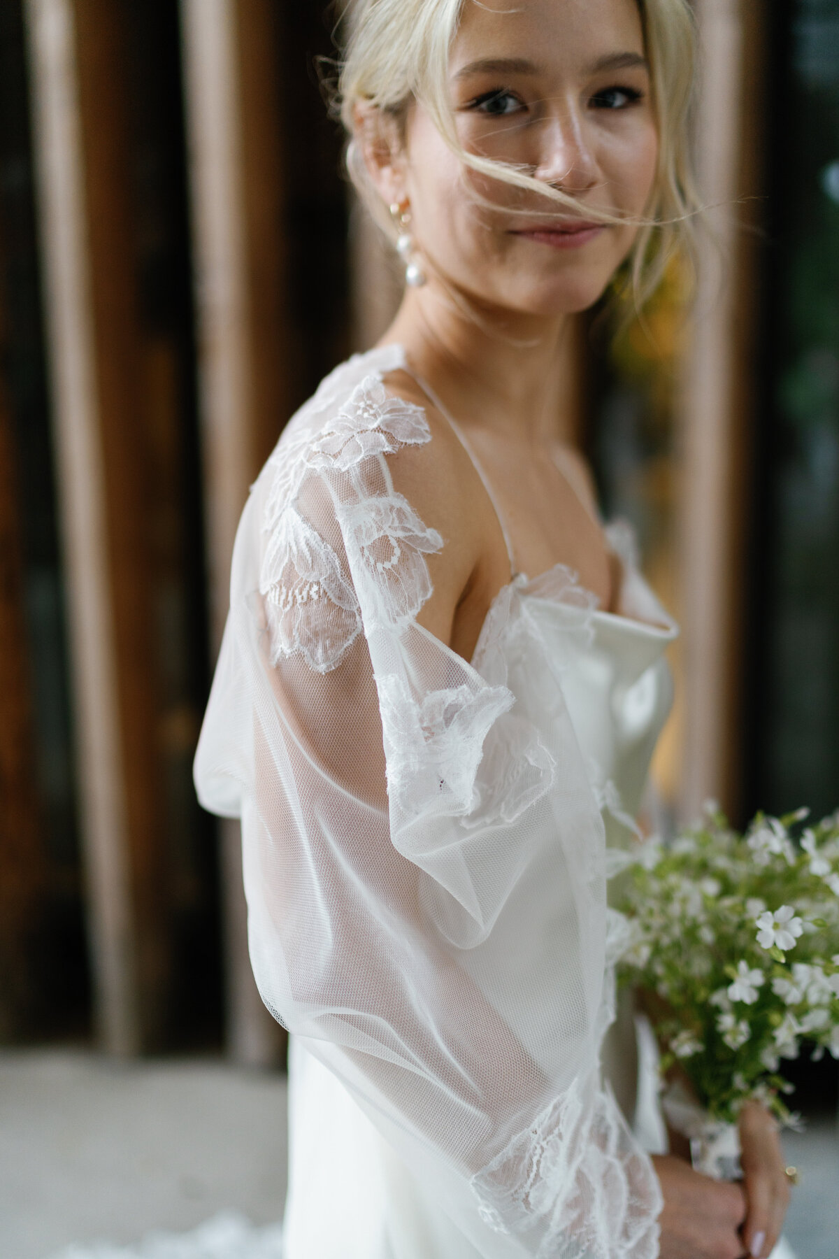 nyc-lace-bridal-veil-timeless-wedding-gown-minimal-bouquet-sarah-brehant-events