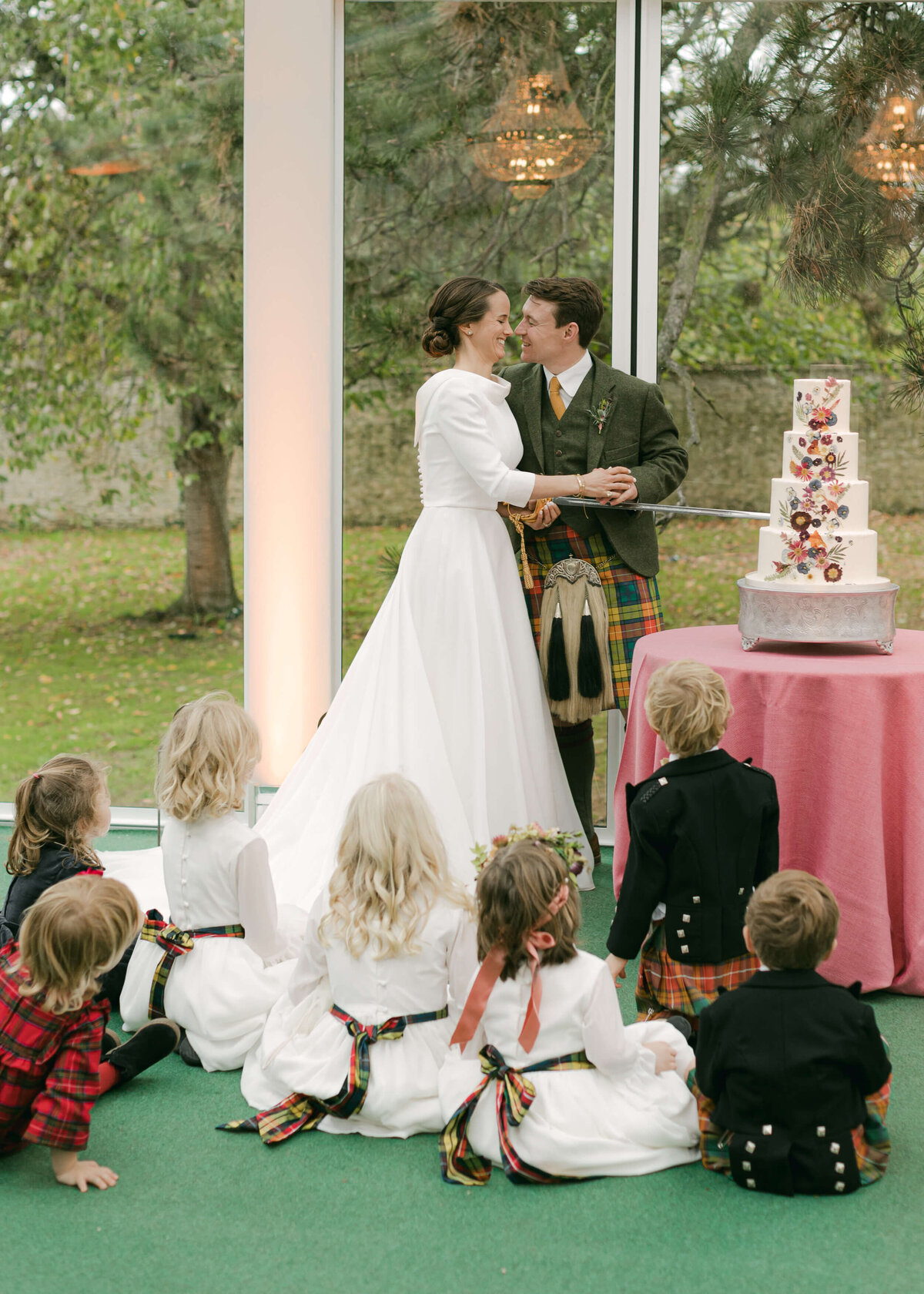 chloe-winstanley-wedding-oxford-gsp-cake-cutting-childeren