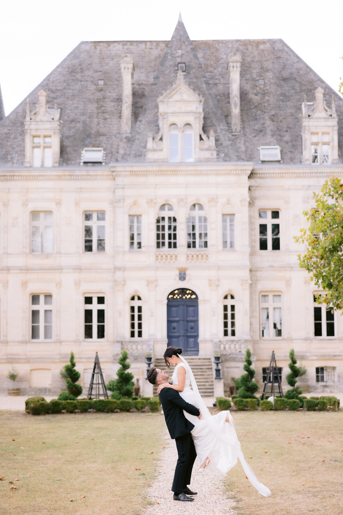 Modern_Chic_Chateau_Valouze_Destination_Wedding_Photographer-75