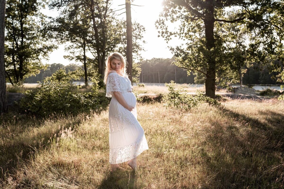 zwangerschapsshoot Groningen - zwangere vrouw tijdens zonsondergang.