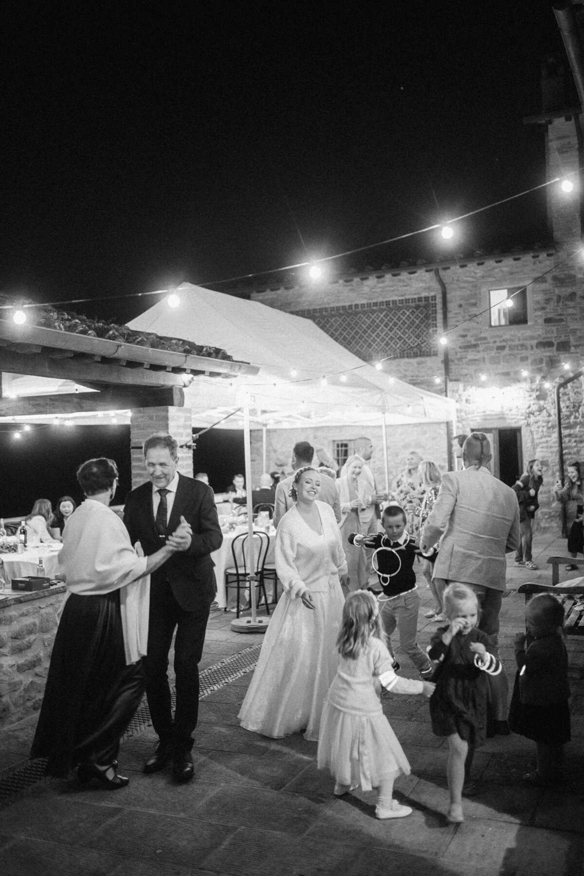 pyry-kantonen-087-family-wedding-in-italy