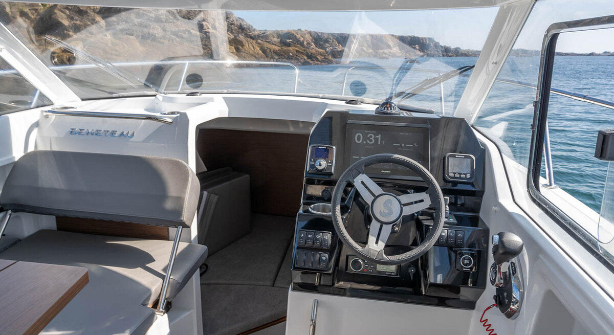 beneteau-antares-8-interior-2