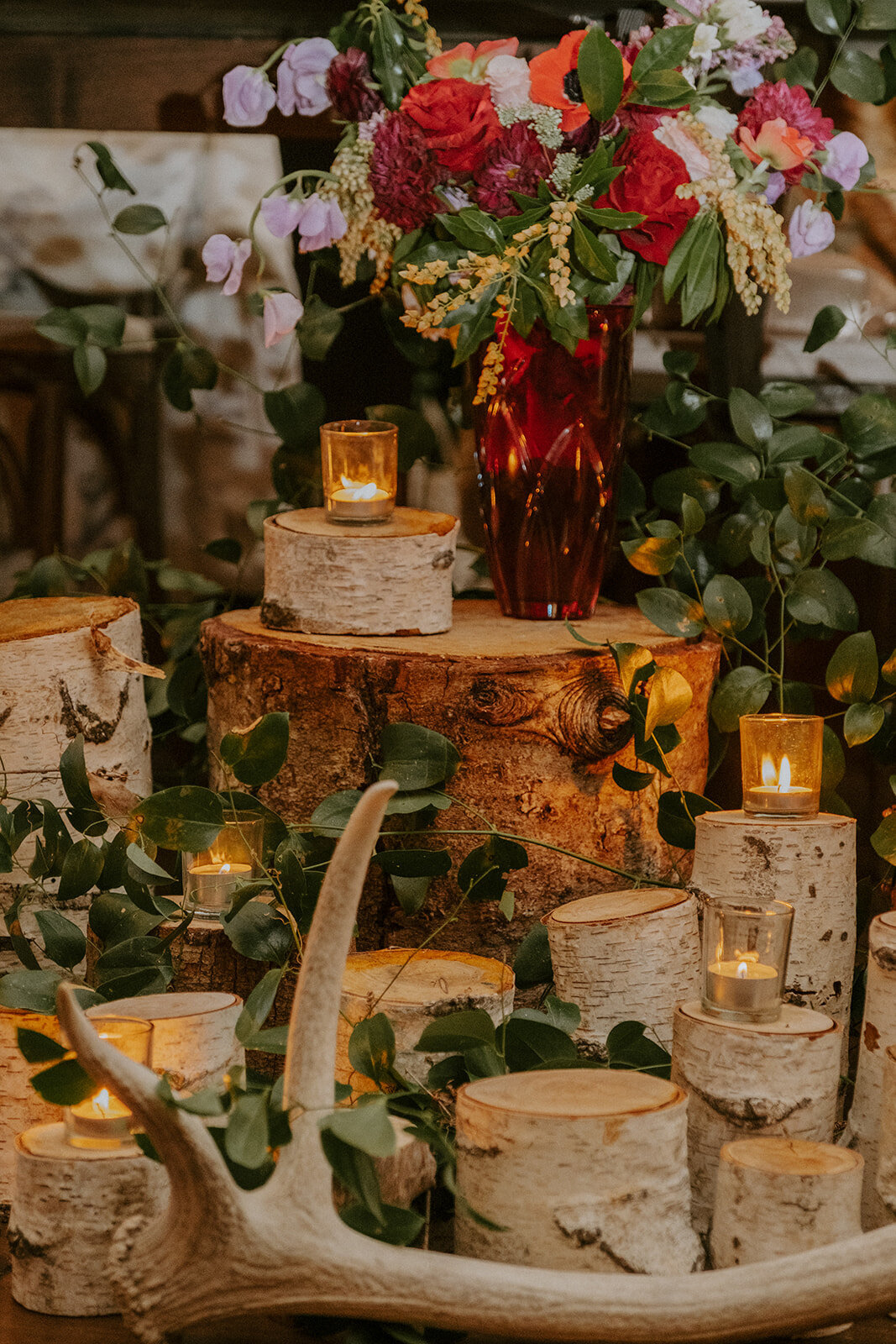 winter-snow-wedding-five-pine-lodge-oregon-venue-february-sun-colorful-western-chic-fur-blankets-candles02750