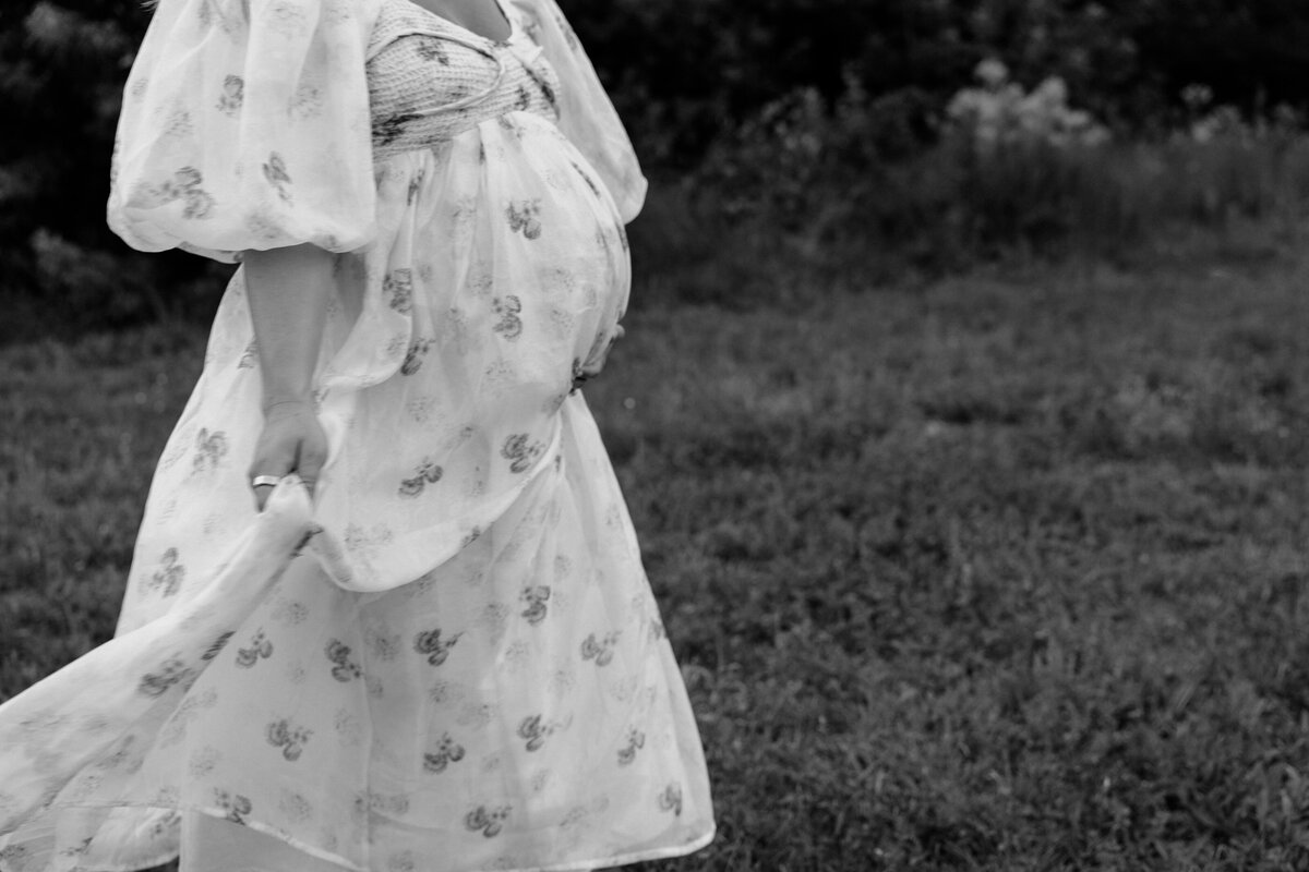 Midwest Maternity Photographer Beyond the Pines S9901